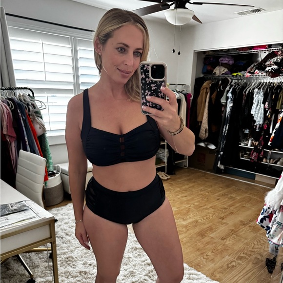 Bikini - Picture 3 of 9